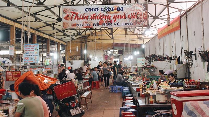 Cat Bi Market is known as a snack paradise.