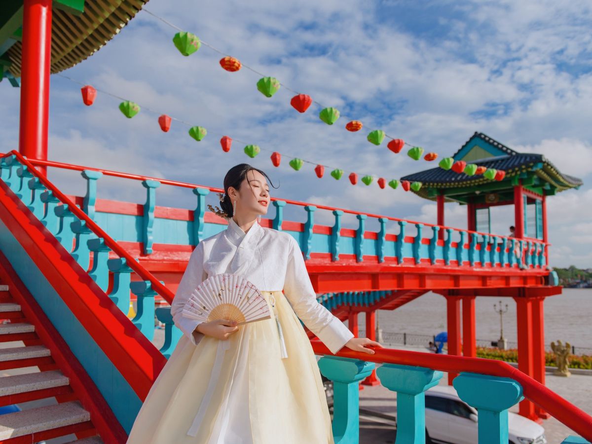Taking photos on Vu Yen Island (Hai Phong) captures beautiful moments.