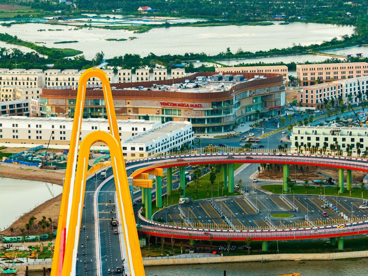 Intra-provincial travel to Vu Yen Island (Hai Phong) via Vu Yen Bridge.