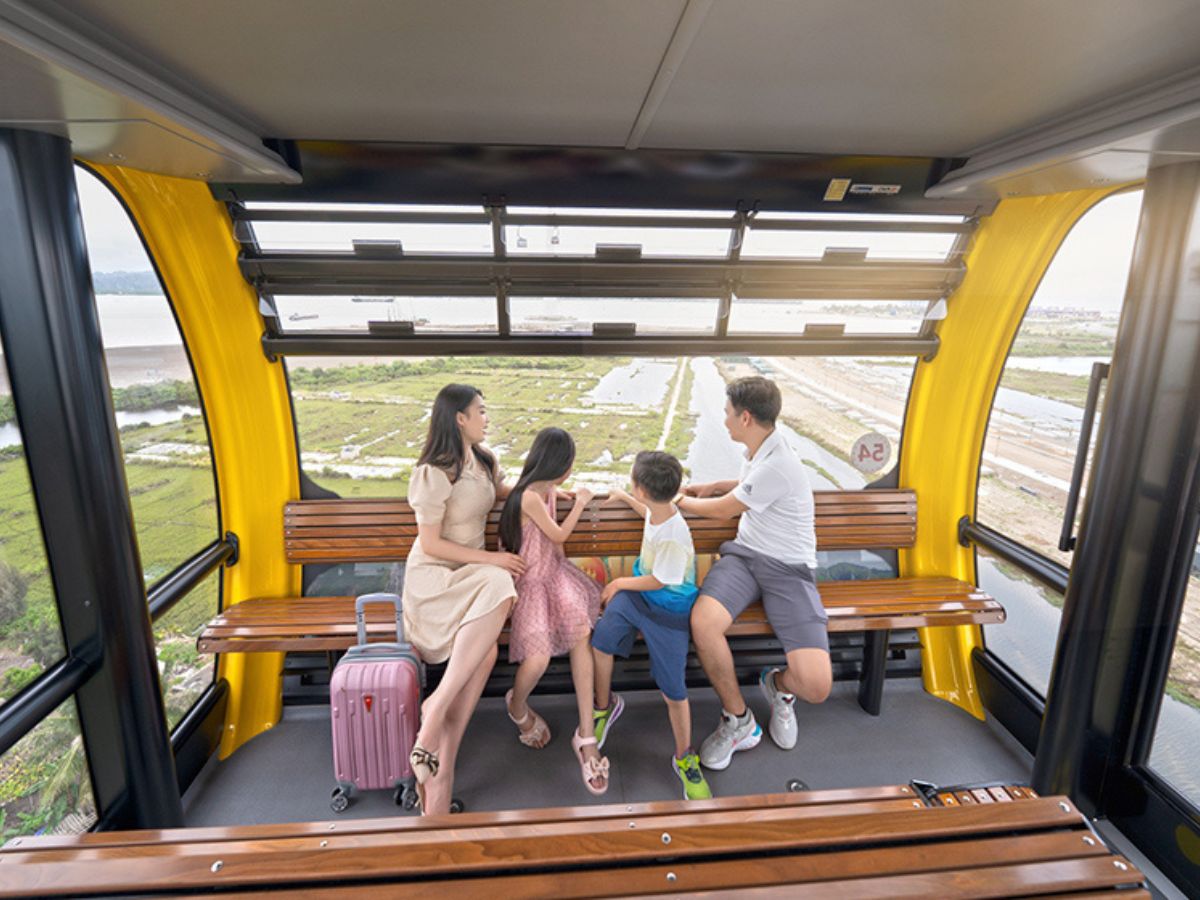 Travel by Sun World Cat Ba cable car to explore the nature of Lan Ha Bay.
