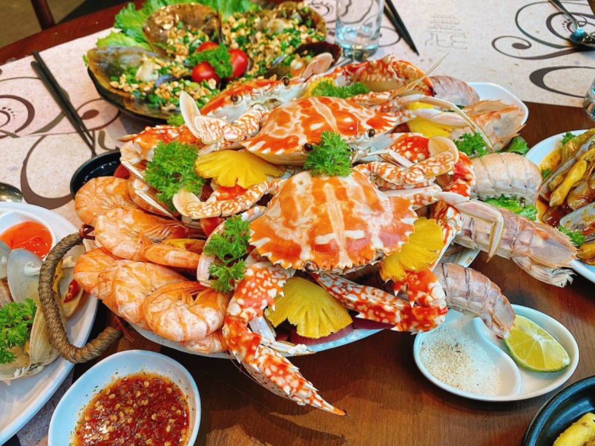 Hải sản tươi đực ngư dân đánh bắt phục vụ du khách.