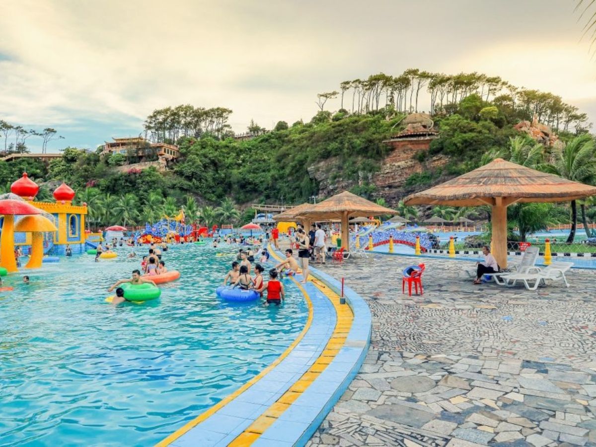 Du lịch Hòn Dấu từ tháng 4 đến tháng 10, thời tiết ổn định thuận lợi cho các hoạt động vui chơi ngoài trời.