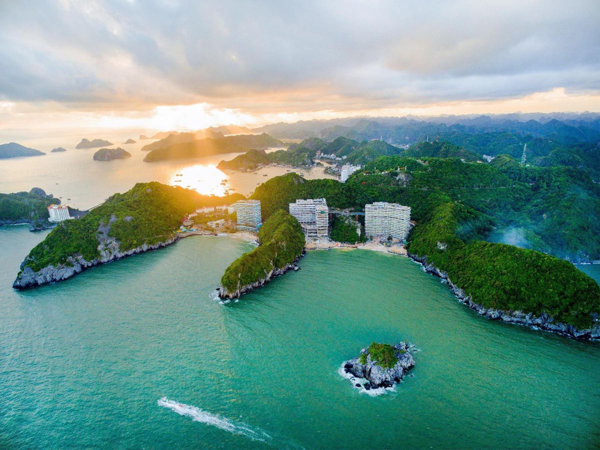 Di chuyển tàu cao tốc nối liền Cát Bà và Tuần Châu, Hạ Long.