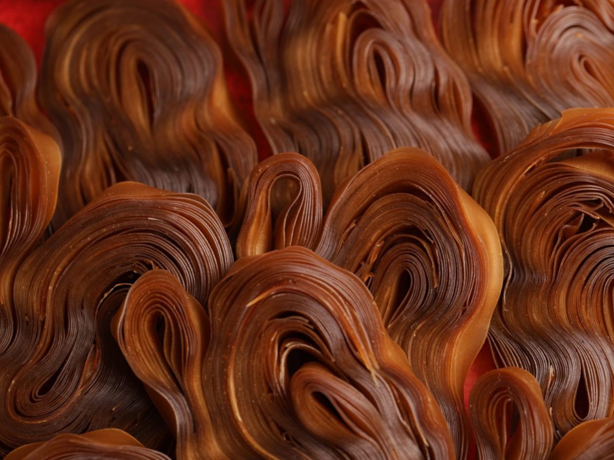 Sợi bánh đa đỏ đặc trưng dai mềm, thơm nhẹ mùi gạo.