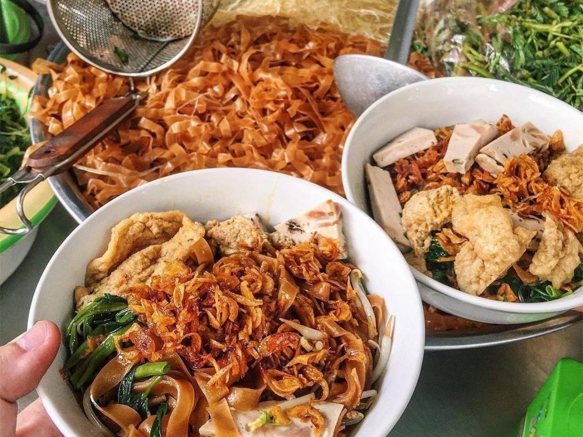 Một bán bánh đa cua Hải Phòng chuẩn vị cua đồng, gạch phi thơm với mỡ hành.