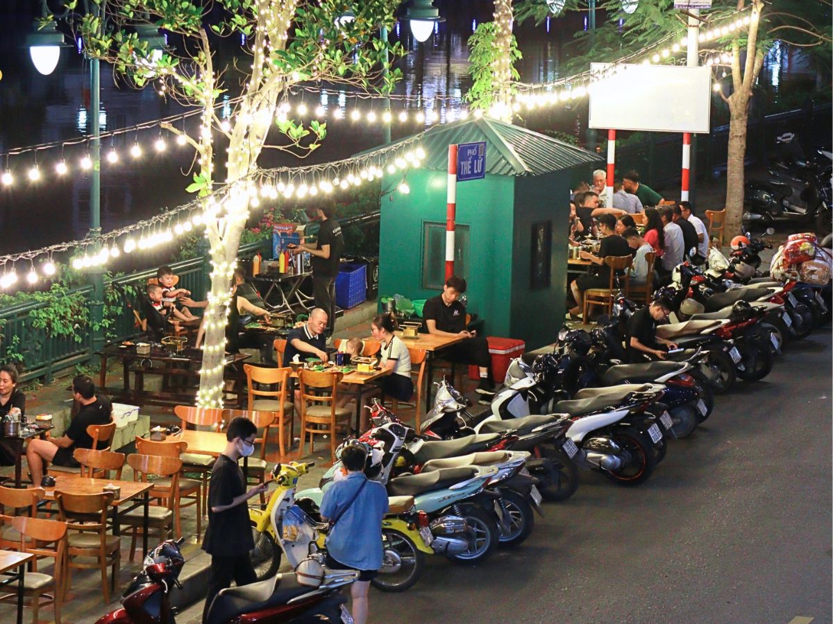 Phố đi bộ Hải Phòng có nhiều món đặc sản hấp dẫn.