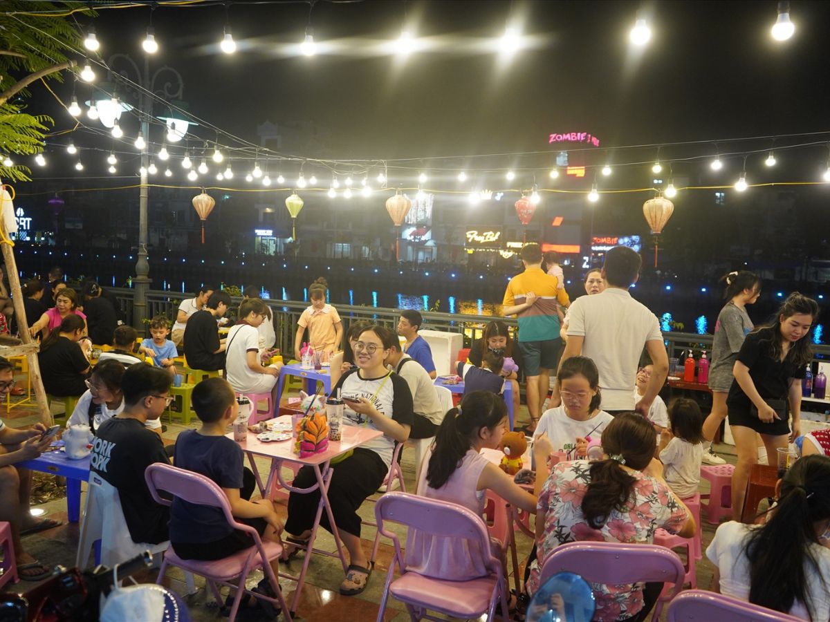 Phố đi bộ Hải Phòng là địa điểm giải trí sôi động của thành phố.