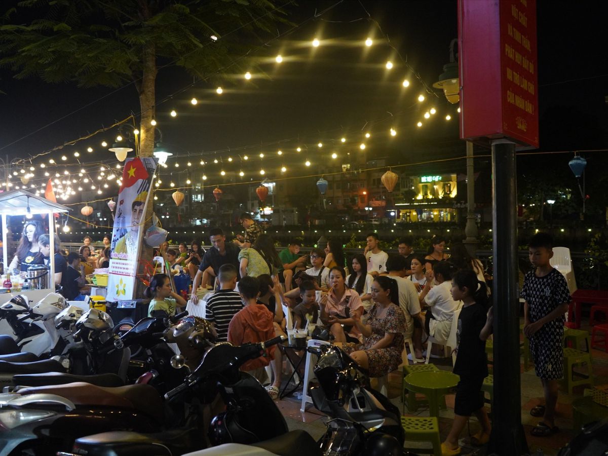 Phố đi bộ Hải Phòng hoạt động sôi động quanh năm.