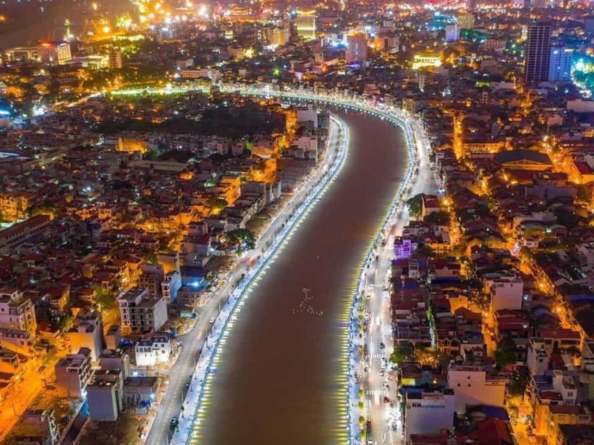 Phố đi bộ Hải Phòng nằm dọc hai bên bờ sông Tam Bạc.