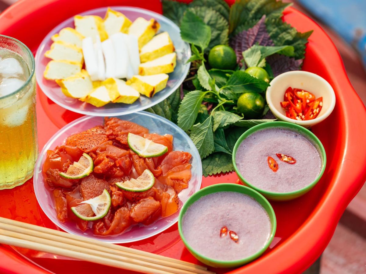 Nộm sứa đỏ mang đến trải nghiệm ẩm thực thú vị.