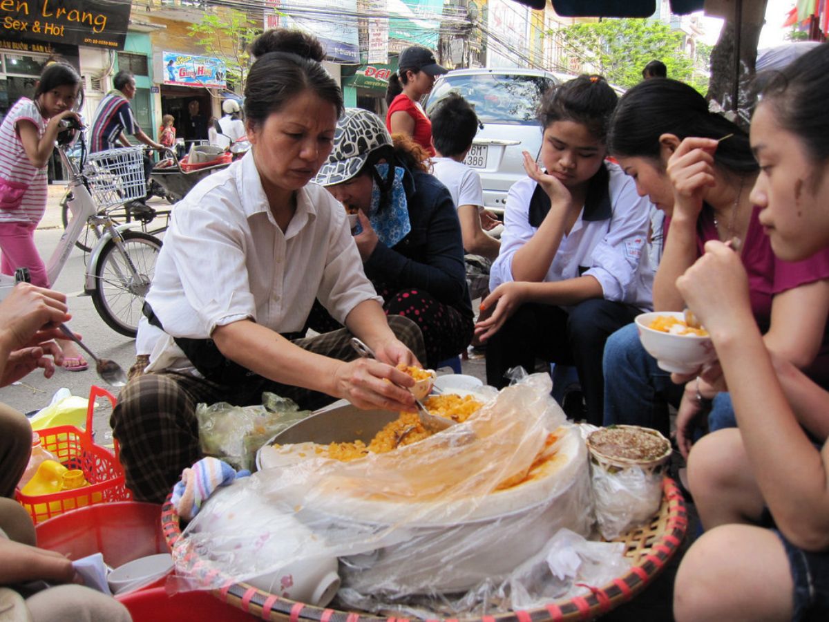 Chọn quán mua đặc sản Hải Phòng uy tín.