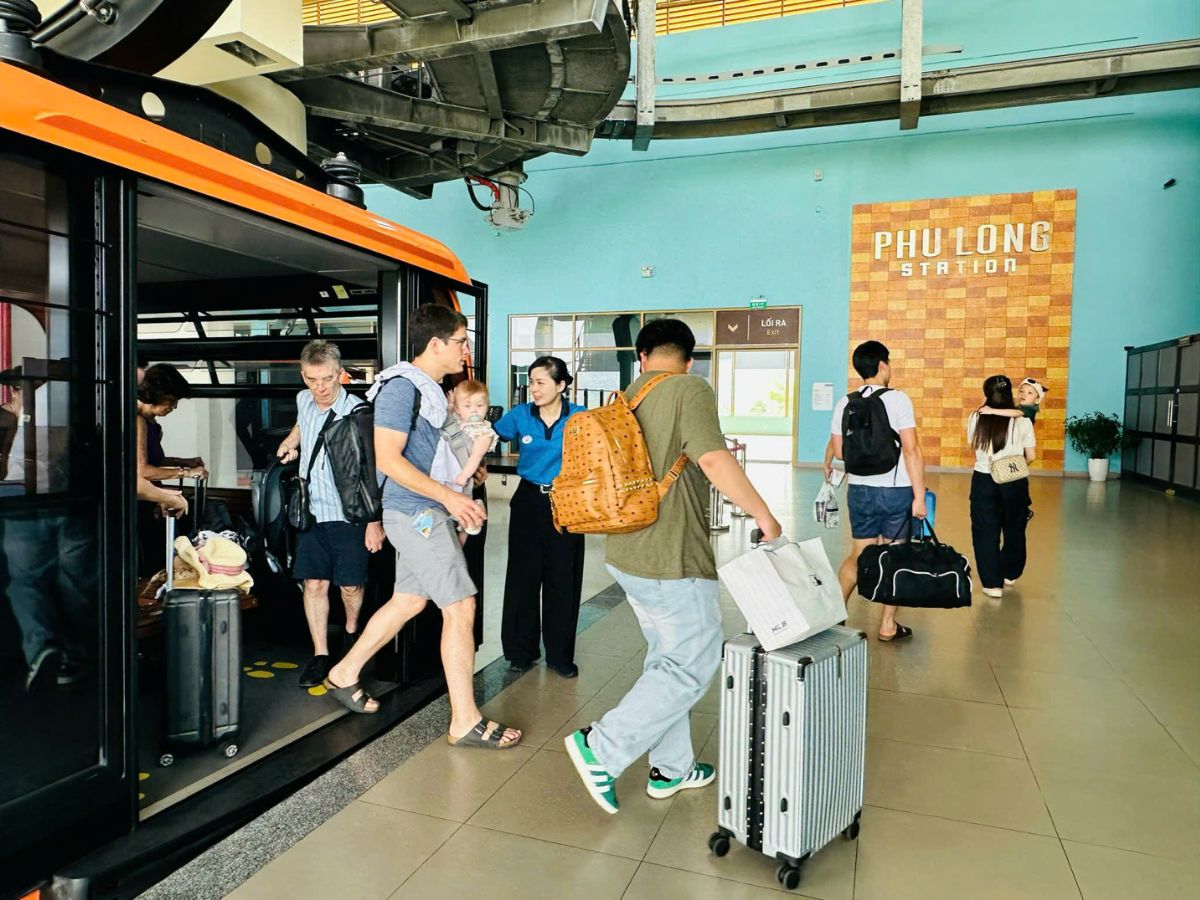 Di chuyển bằng cáp treo Sun World để đến đảo Cát Bà.