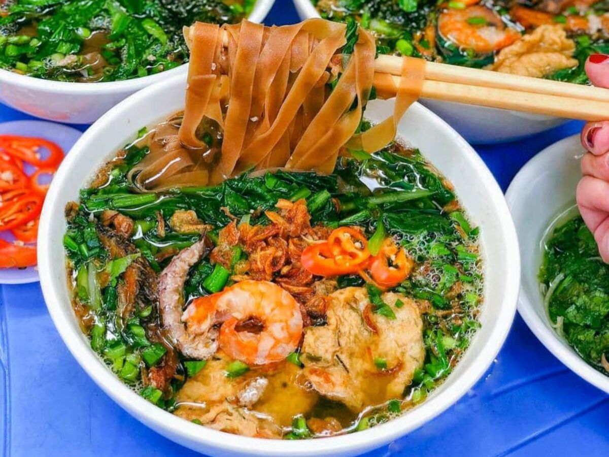 Bánh đa cua Hải Phòng có hương vị đậm đà đặc trưng.