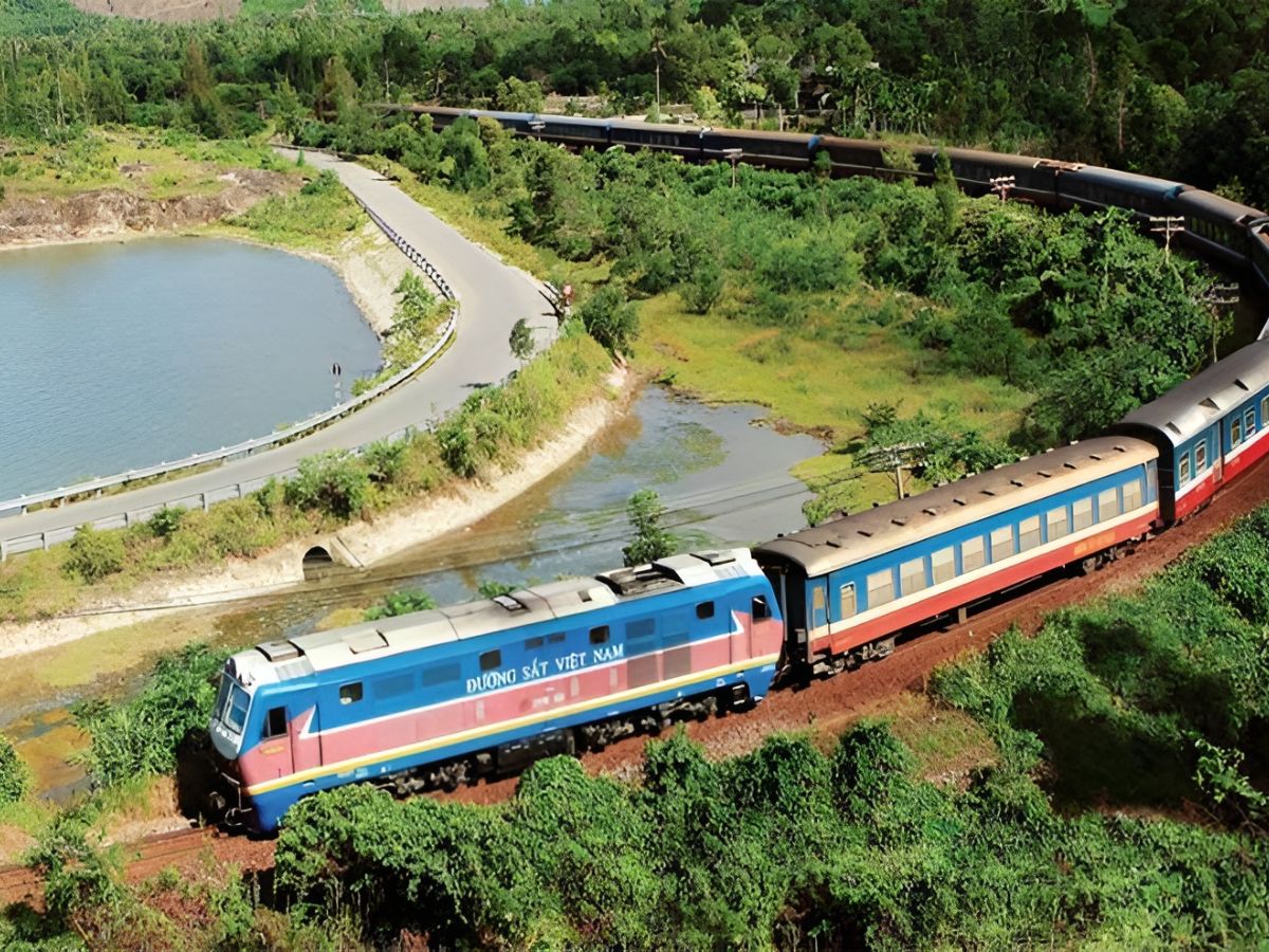 Di chuyển bằng tàu hoả đến Hải Phòng.