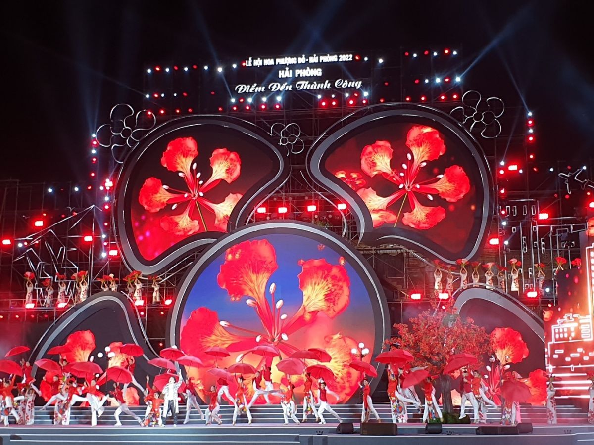 Lễ hội Hoa Phượng Đỏ được tổ chức hàng năm.