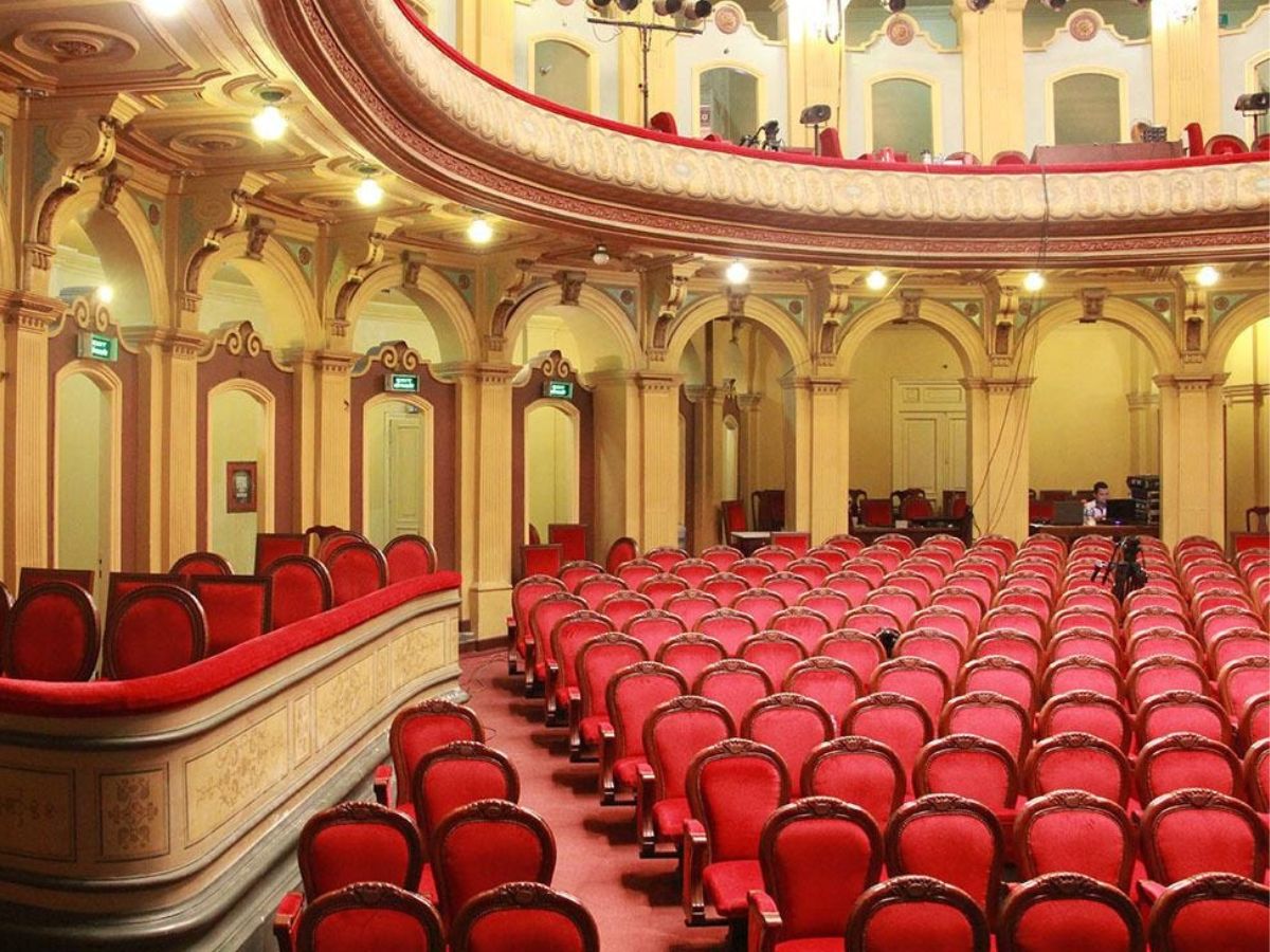 Tham quan kiến trúc nhà hát lớn Hải Phòng.