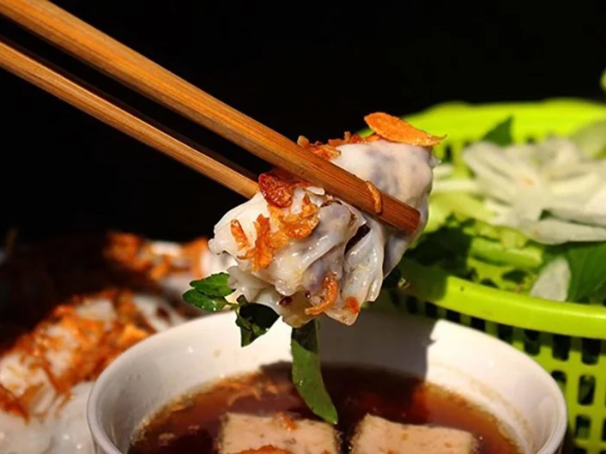 Thưởng thức bánh cuốn nóng hổi tại chợ đêm Hải Phòng.