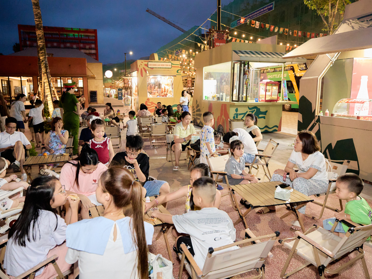 Du khách tham quan và thưởng thức các món ăn tại Chợ đêm VUI-Fest.