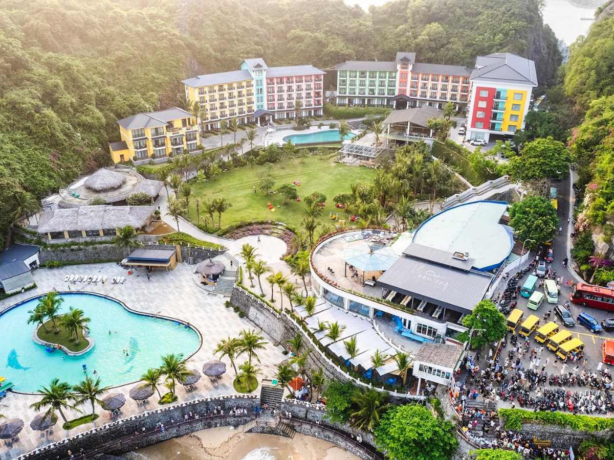 The May Legend CatBa với hồ bơi ngoài trời mang thiết kế hiện đại.