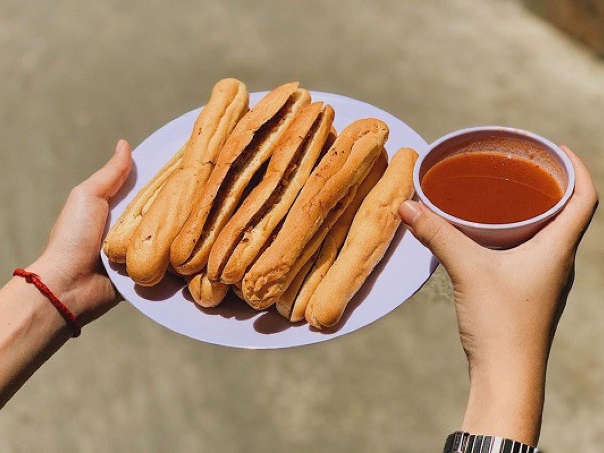 Bánh mì cay là món ăn vặt Hải Phòng nổi tiếng.