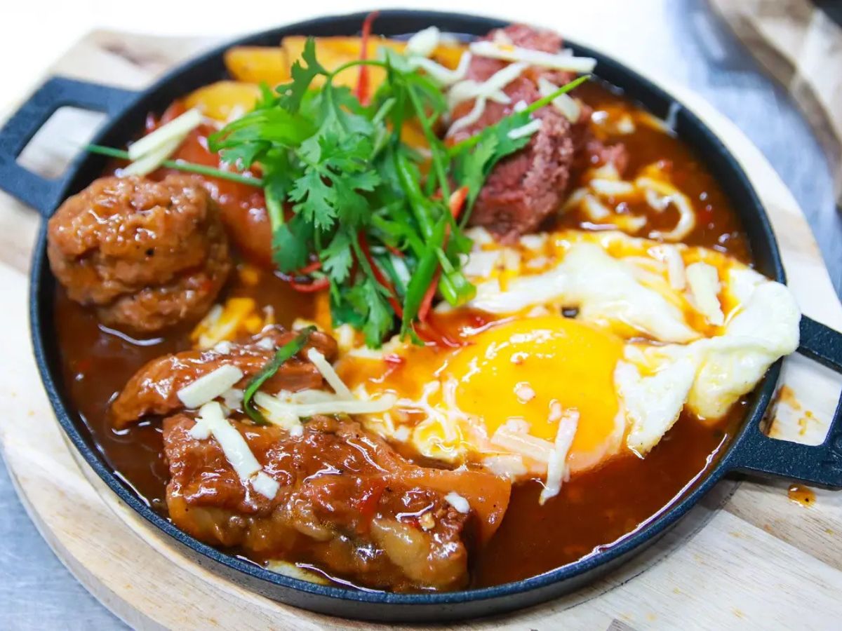 Bánh mỳ chảo Hải Phòng đậm đà hấp dẫn với đủ loại nhân ăn kèm.