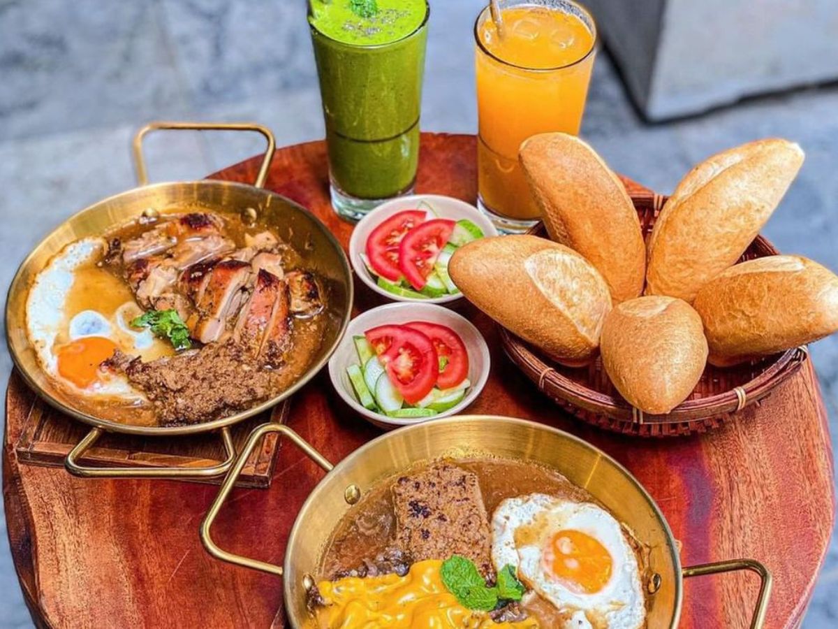 Quán bánh mì chảo Cô Thơm với “full-topping” ngon chuẩn vị Hải Phòng.