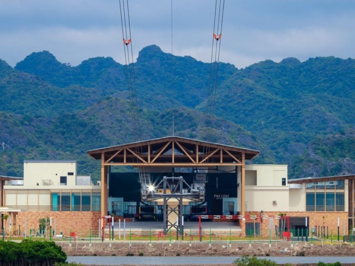 Buổi chiều trải nghiệm đi cáp treo Sun World Cat Ba ngắm Vịnh Lan Hạ, trở khi trở về phố thưởng thức bánh mỳ chảo.