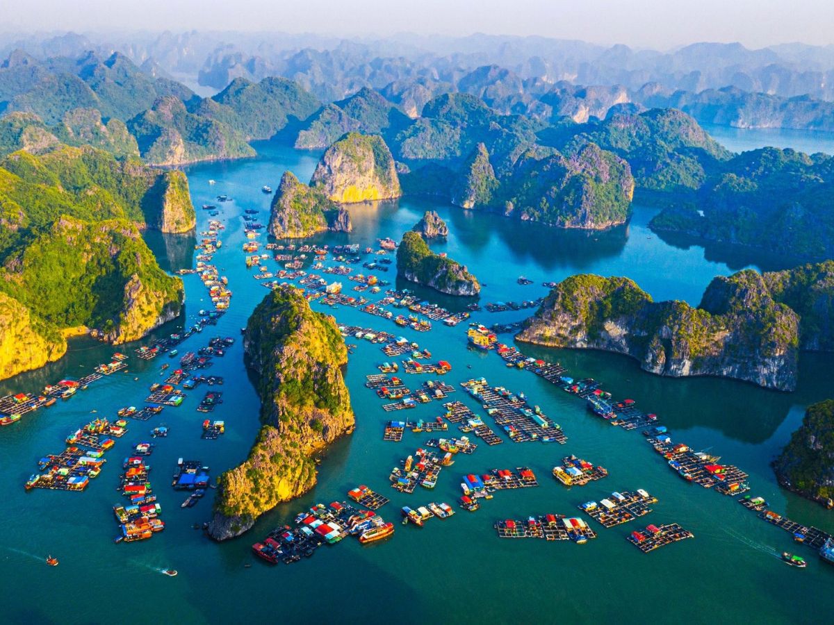 Biển Cát Bà (Hải Phòng) là điểm du lịch hấp dẫn.