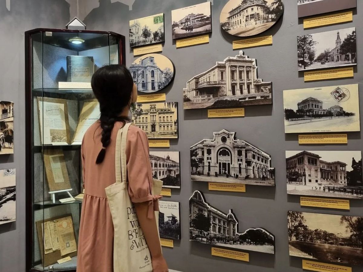 Tham quan bảo tàng Hải Phòng.