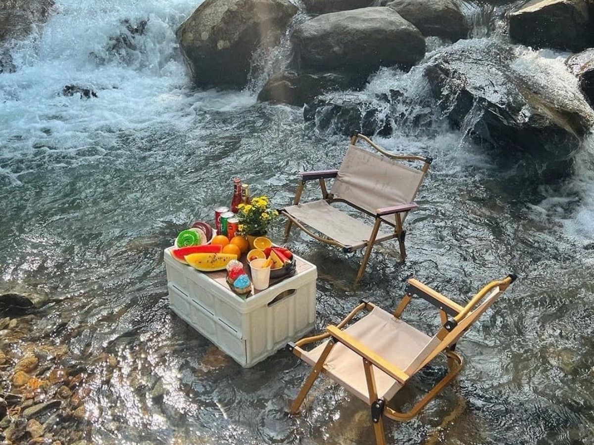 Cắm trại ven suối là trải nghiệm thú vị cho du khách yêu thiên nhiên.