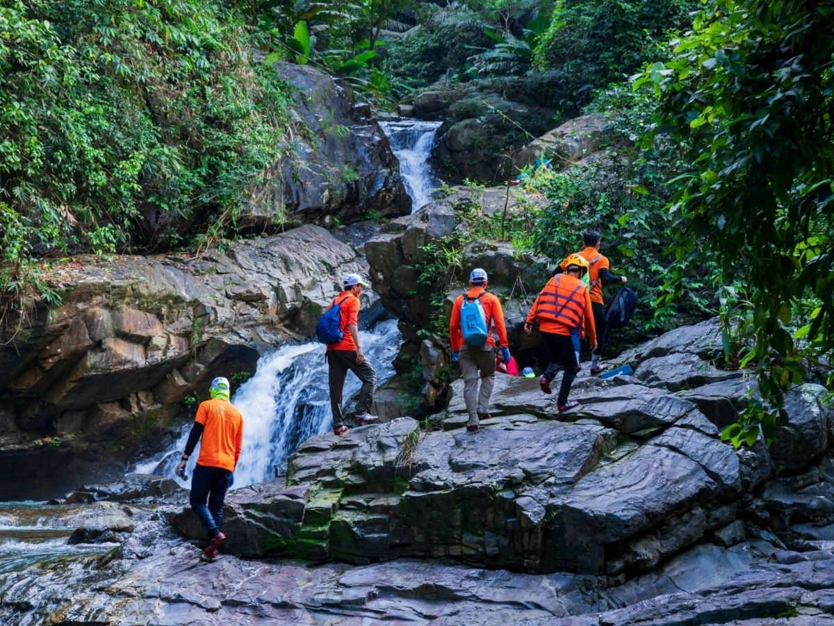 Đi theo nhóm và tuân thủ các nguyên tắc an toàn khi đi suối ở Hải Phòng.