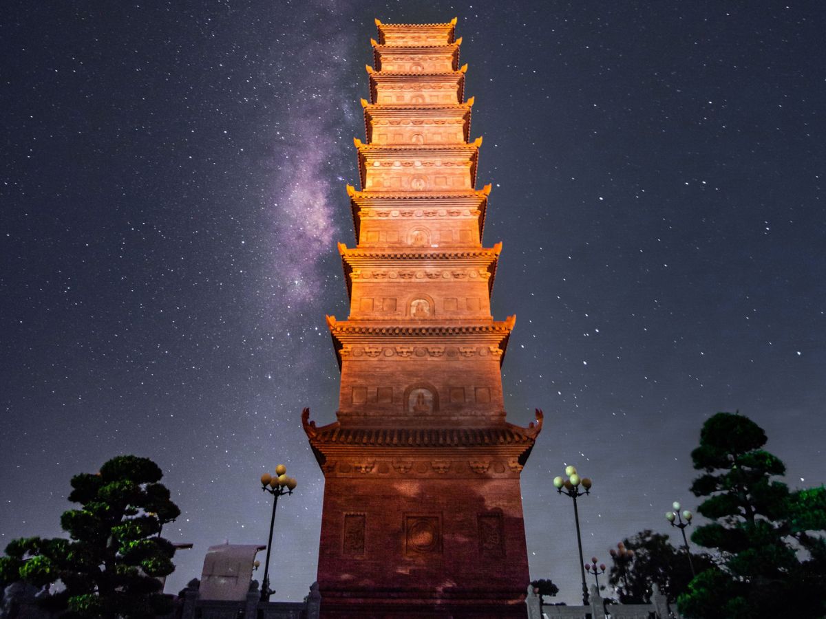 Tháp Tường Long sở hữu kiến trúc độc đáo, như một cột mốc trời và biển.