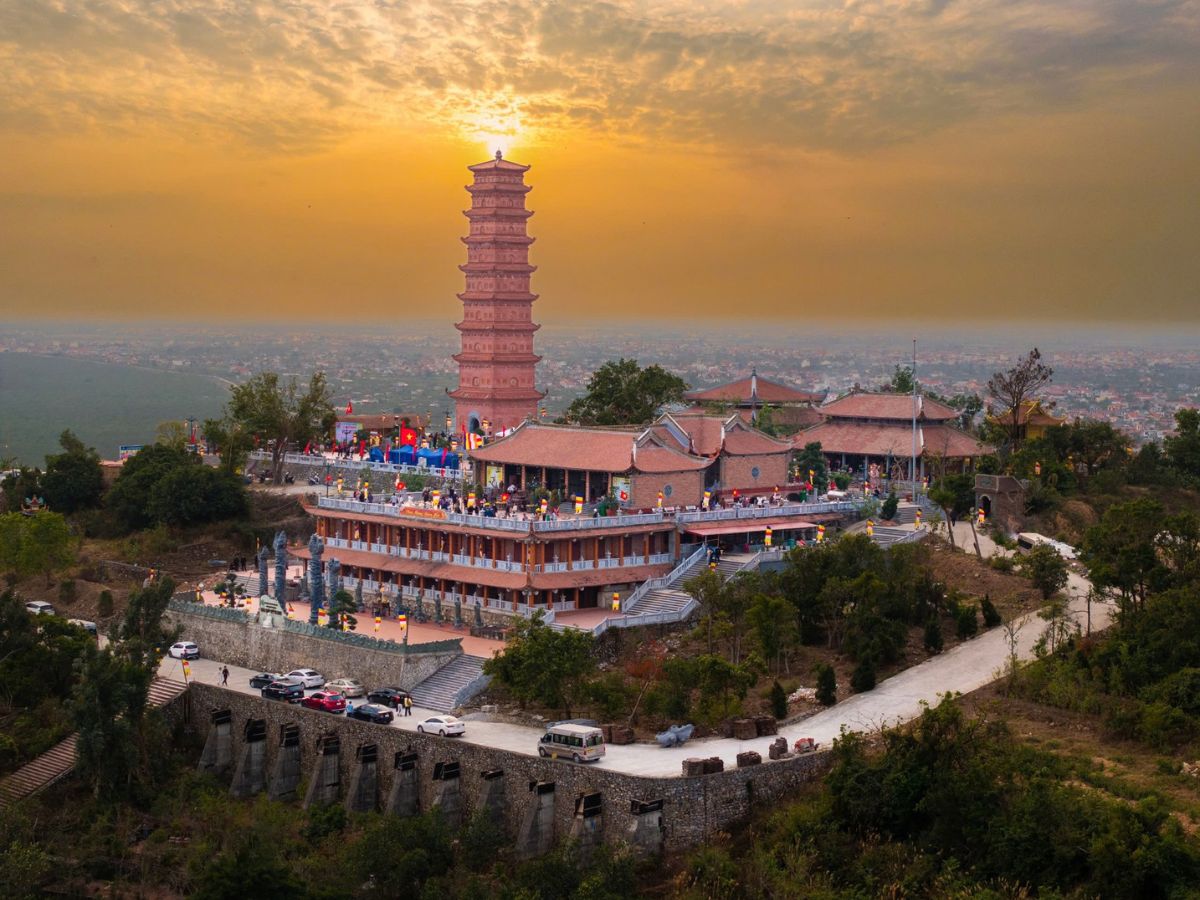 Khám phá tháp Tường Long Hải Phòng trọn vẹn hơn từ tháng 10 đến tháng 4 khi thời tiết mát mẻ.