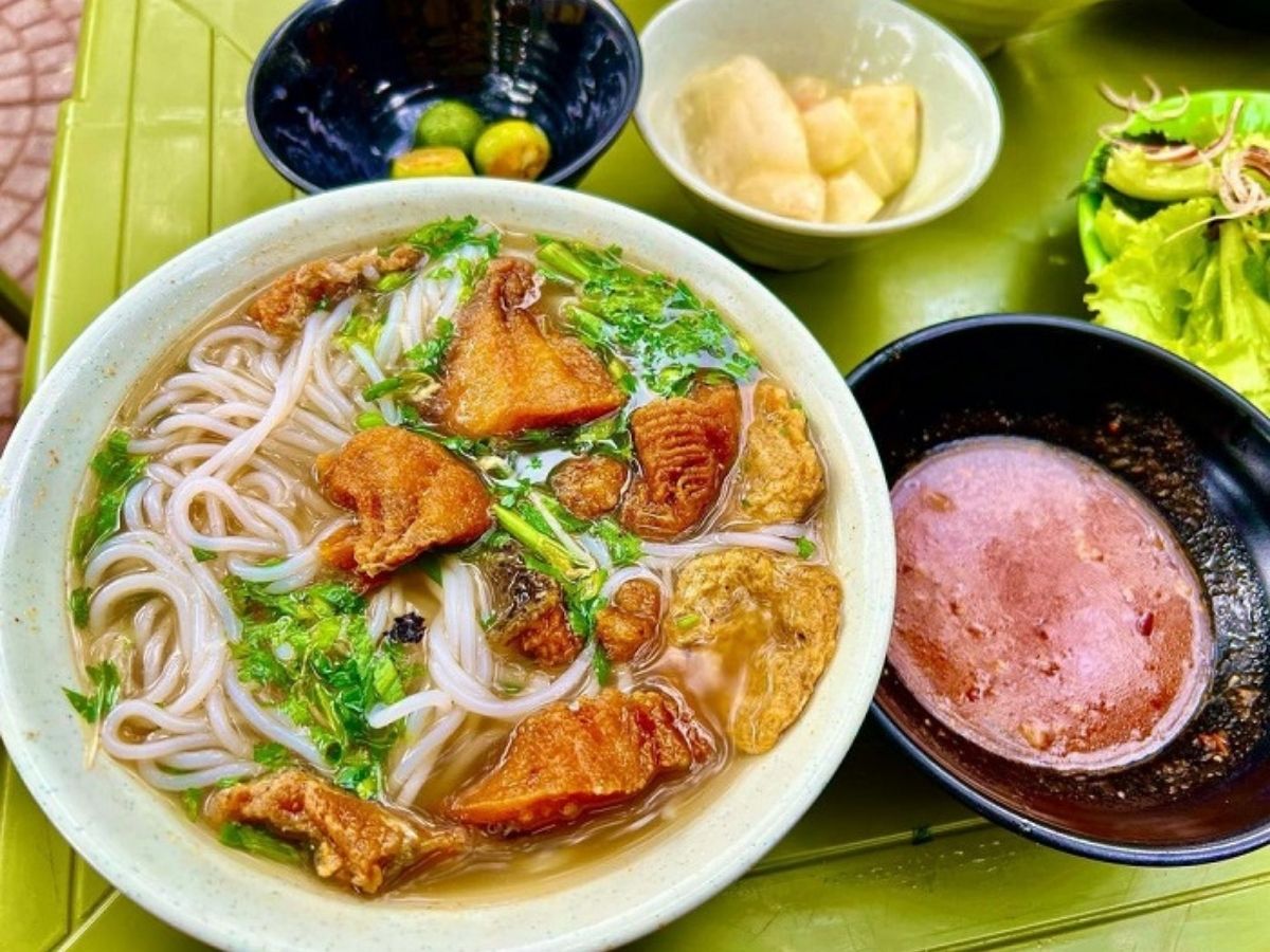 Bún cá cay dễ ăn, đậm đà chuẩn vị đất cảng cho bữa sáng.