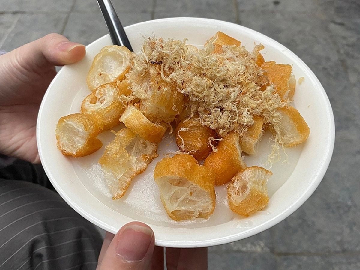 Cháo sườn được nấu mịn ăn kèm quẩy tạo cảm giác ấm bụng cho bữa sáng.