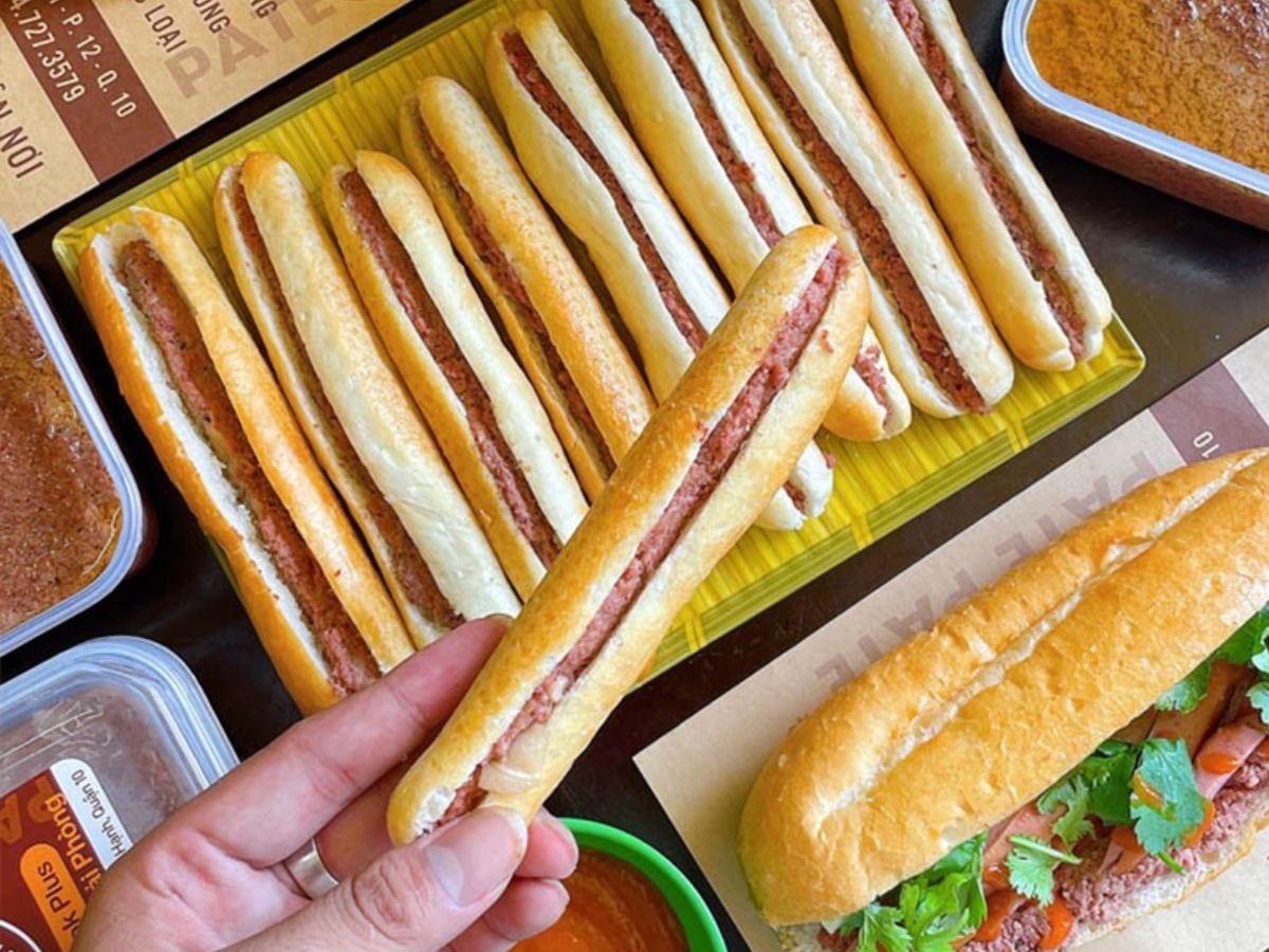 Bánh mì cay Hải Phòng gây ấn tượng với lớp pate béo ngậy