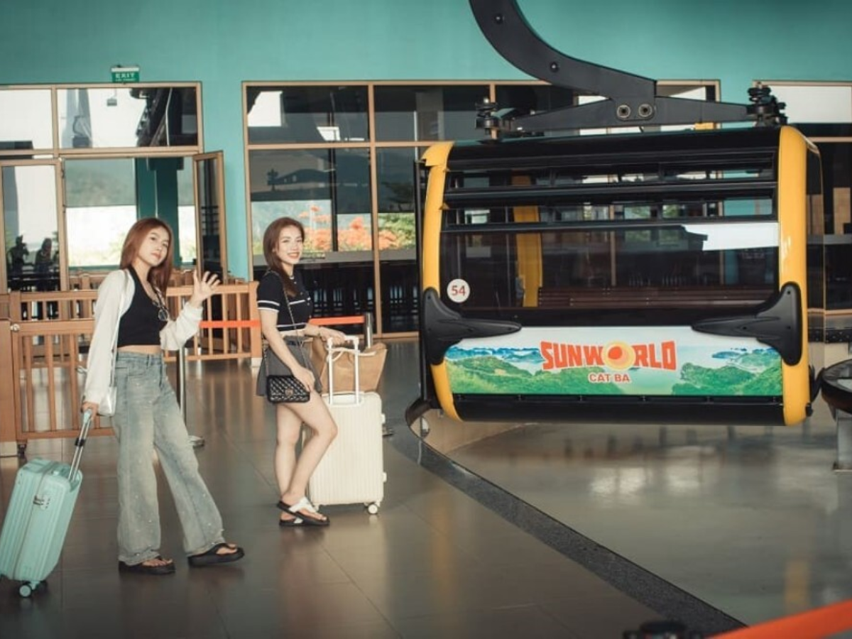 Du khách có thể lựa chọn qua đảo bằng cáp treo.