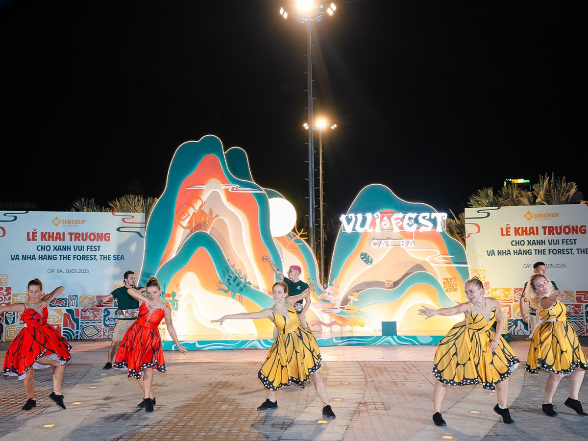Điểm đặc biệt của khu lễ hội là concept “Saint’s Island” với hình tượng các “sứ giả vùng đất” xuất hiện trong trang phục ánh sáng nổi bật.