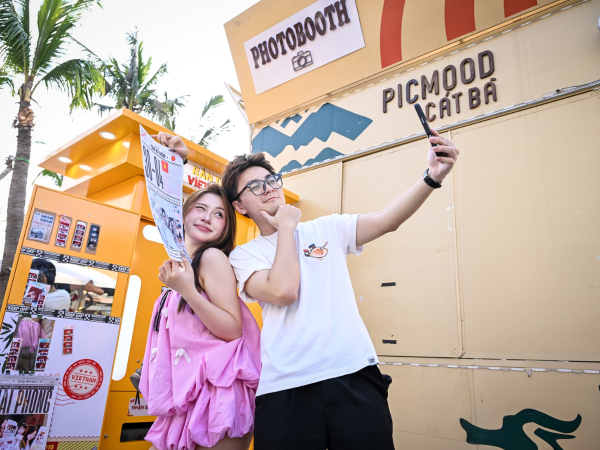 Nhiều photobooth được bố trí dọc tuyến phố đi bộ giúp du khách dễ dàng chụp ảnh check in vào cả ban ngày lẫn buổi tối.