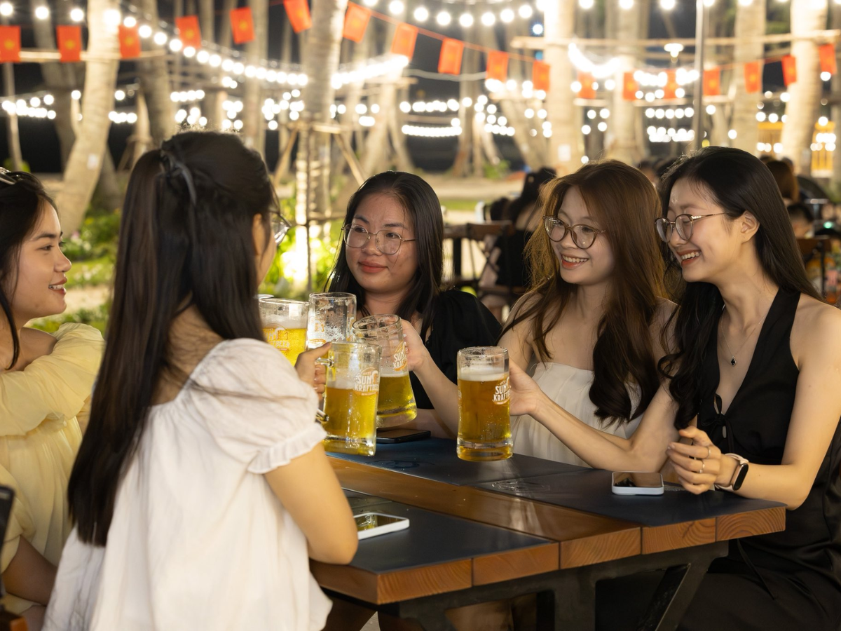 Nếu đi theo nhóm từ 6 đến 10 người, nên đặt bàn sớm tại Sun Bavaria Cat Ba để chọn được vị trí đẹp gần biển.