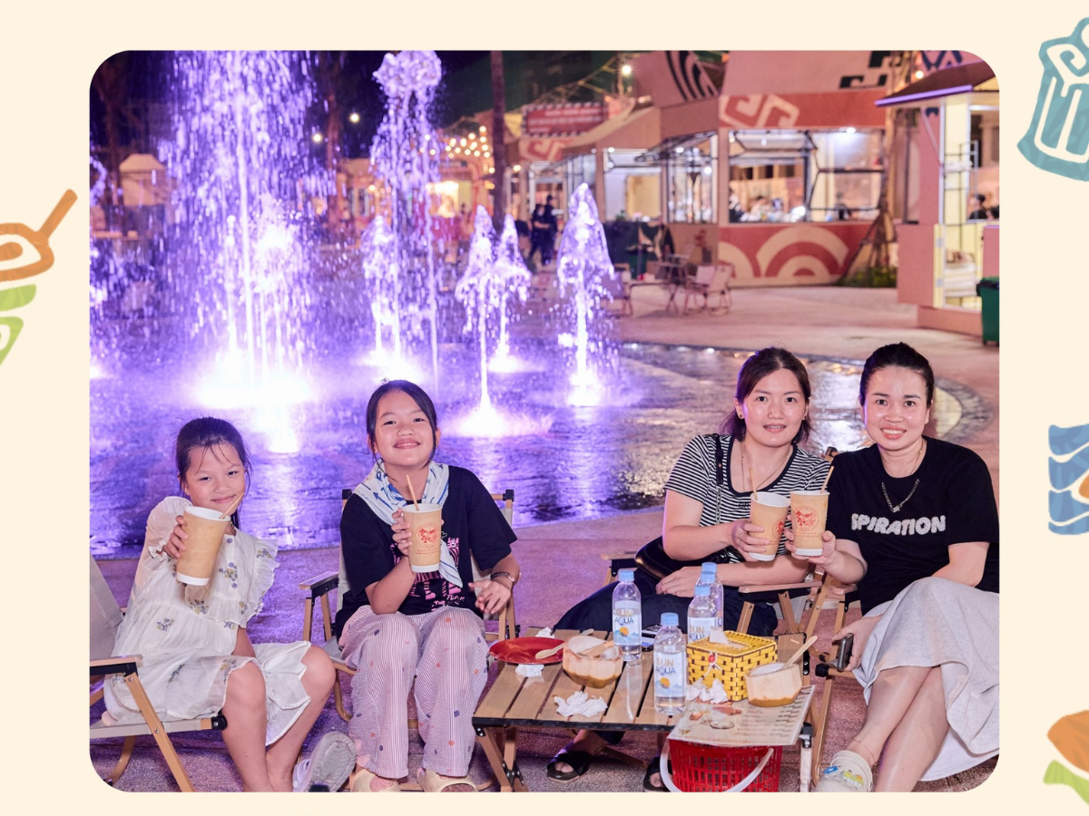 Du khách có thể dễ dàng bắt gặp các quầy nước nằm xen kẽ giữa khu check in, khu ẩm thực và sân khấu nghệ thuật ngoài trời.