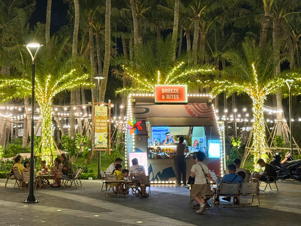 Các quầy nước được bố trí dọc tuyến phố lễ hội, xen kẽ giữa khu check in, khu ăn uống và sân khấu nghệ thuật ngoài trời.
