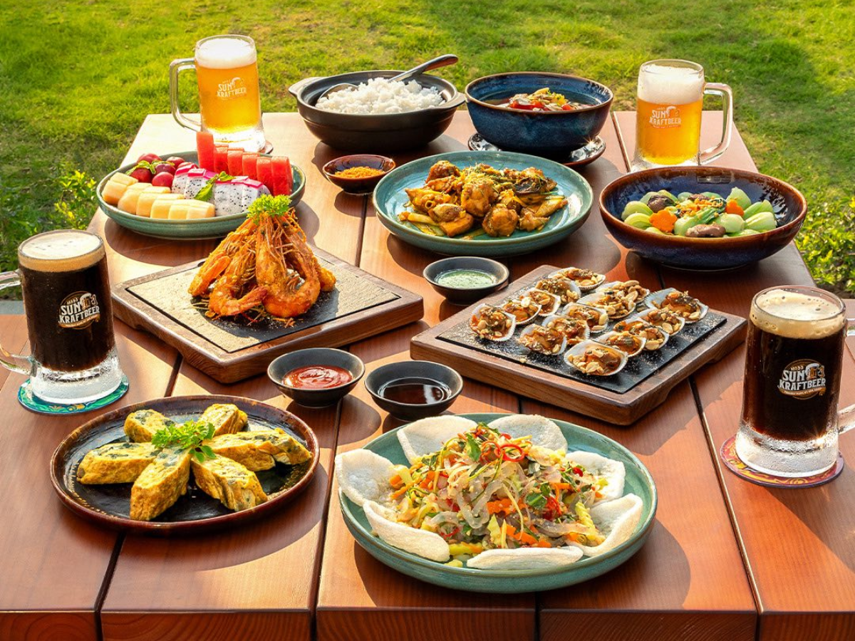 Ngoài bia thủ công, thực đơn tại đây còn nổi bật với các món hải sản, xúc xích Đức, chân giò nướng và nhiều món Âu phù hợp đi nhóm.