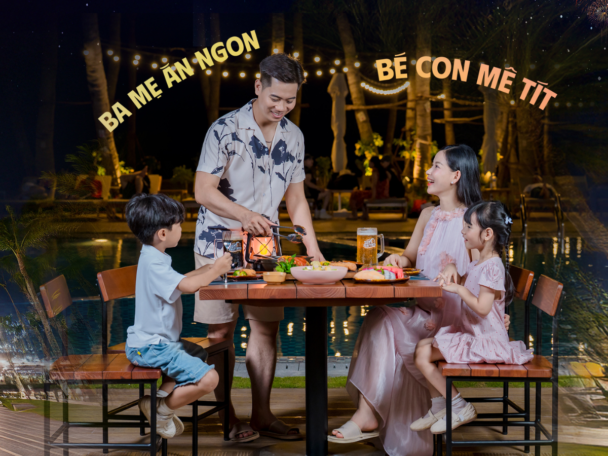 Không gian thoáng đãng, có khu vực ngoài trời sát biển nên rất phù hợp cho gia đình muốn tận hưởng không khí lễ hội biển về đêm theo cách thư giãn hơn.