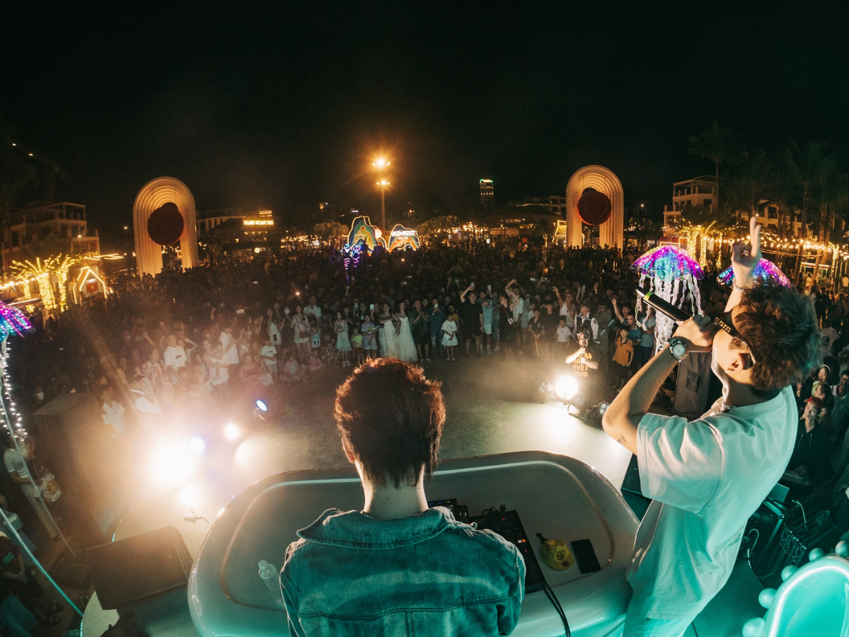 Những tiết mục acoustic nhẹ nhàng lúc hoàng hôn đến các chương trình DJ, nghệ thuật đường phố hay trình diễn tương tác vào buổi tối.