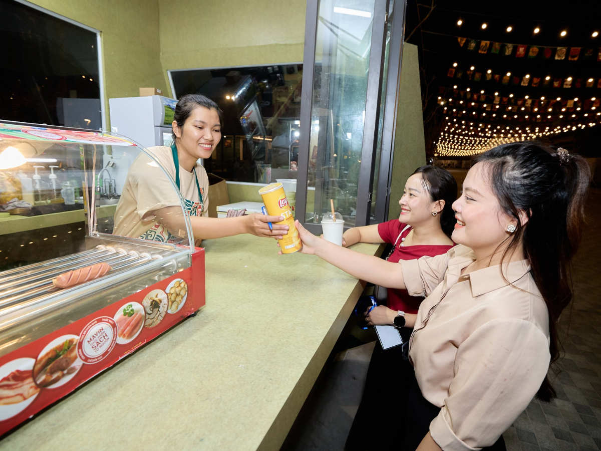 Khu phố đêm quy tụ nhiều gian hàng phục vụ hải sản, món ăn đường phố, đồ nướng và các món đặc sản vùng biển phù hợp với nhiều khẩu vị khác nhau.