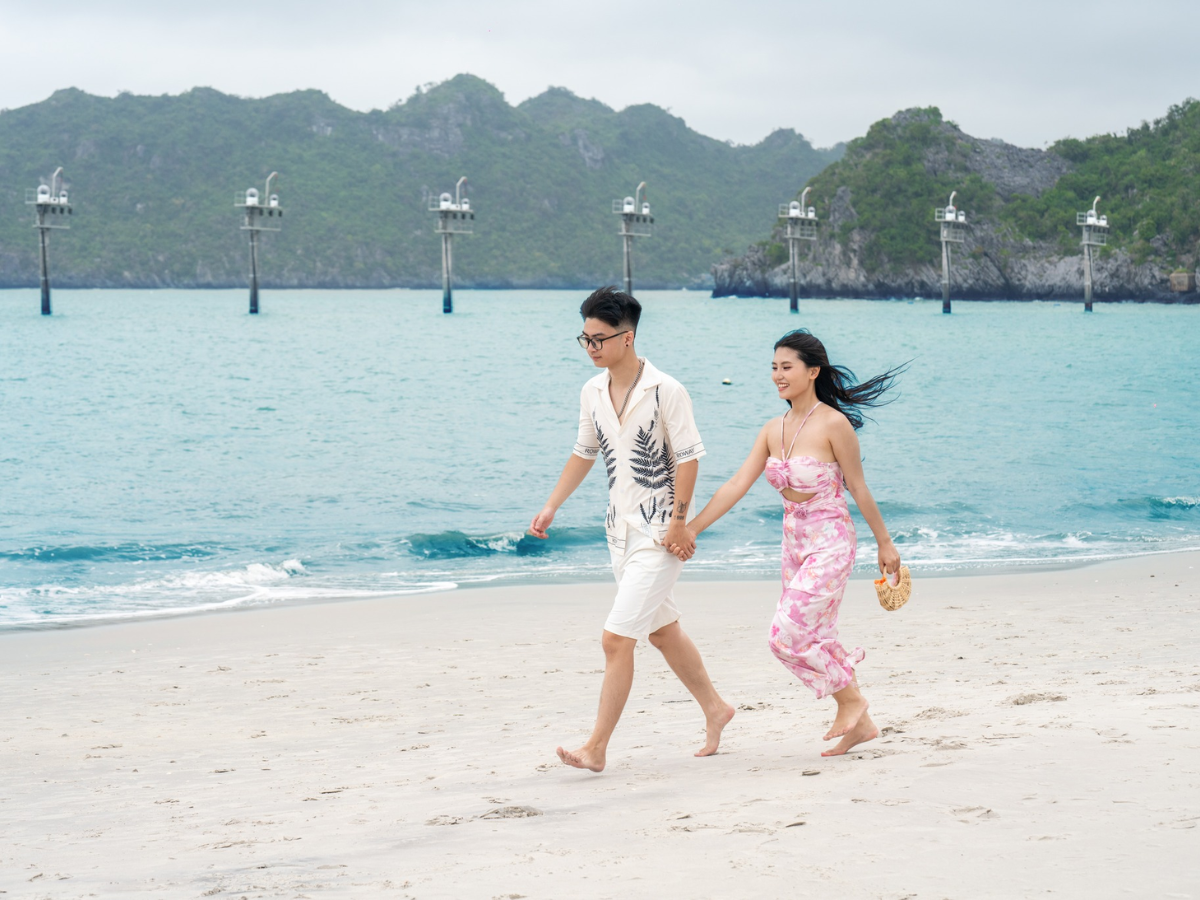Ngoài ra, kem chống nắng, mũ rộng vành, kính mát và sạc dự phòng cũng là những vật dụng nên mang theo.