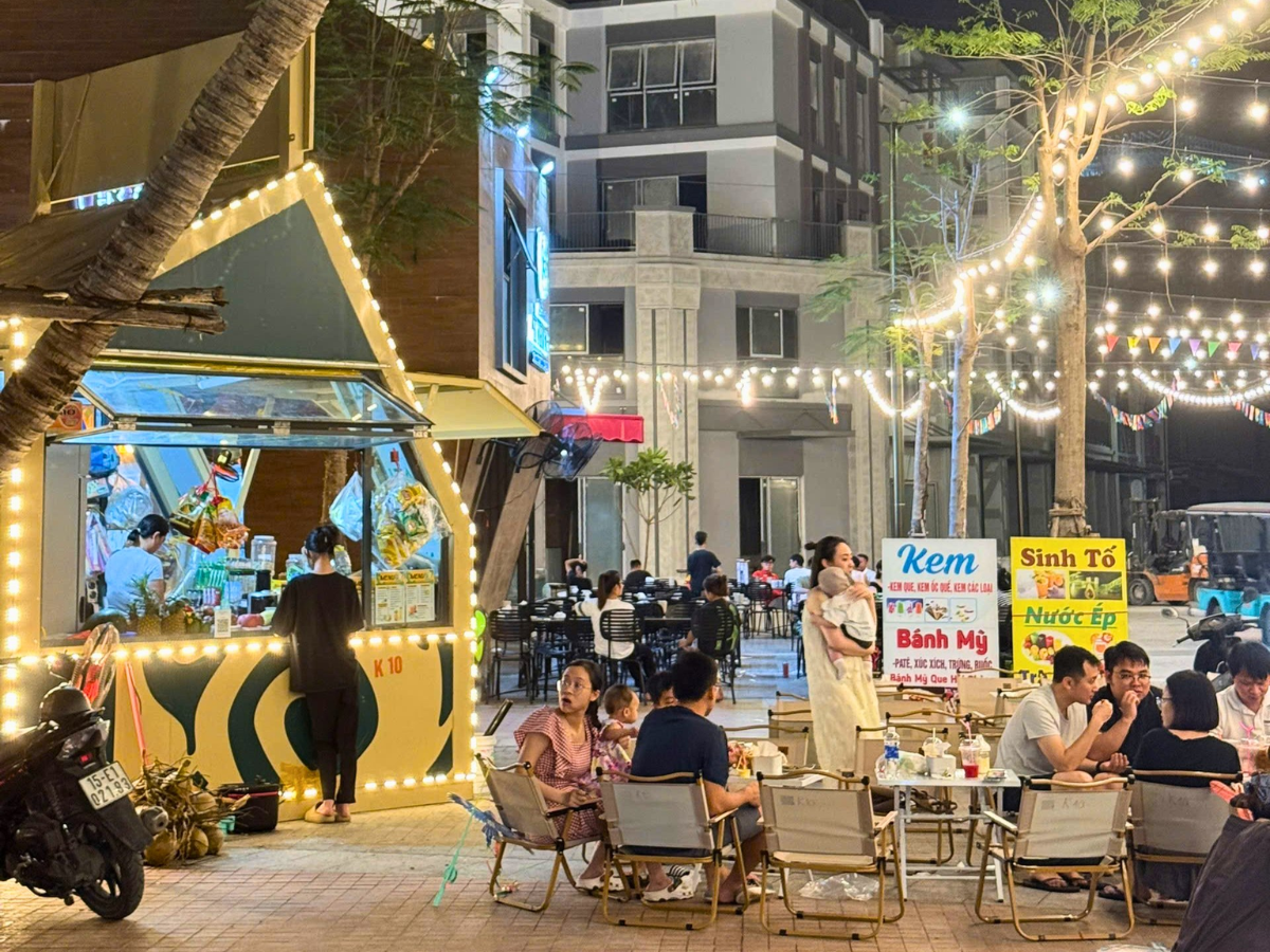 Sau bữa tối, du khách có thể tiếp tục hành trình khám phá với các quầy nước ép, trà trái cây, cà phê và kem dừa giải nhiệt.