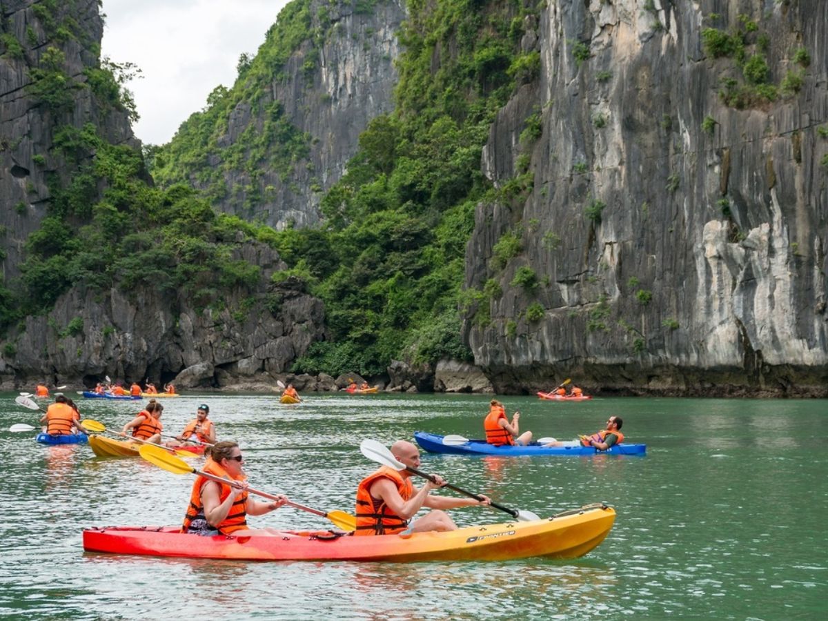Hành trình đạp xe ở làng Việt Hải kết hợp với những trải nghiệm đặc sắc trên vịnh Lan Hạ.