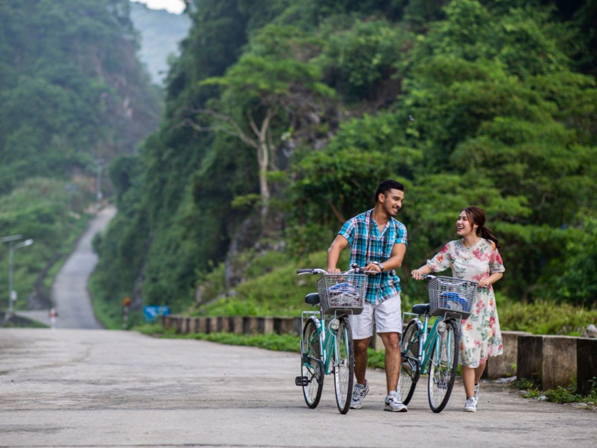 Đạp xe ở làng Việt Hải là trải nghiệm được nhiều du khách yêu thích khi đến Cát Bà